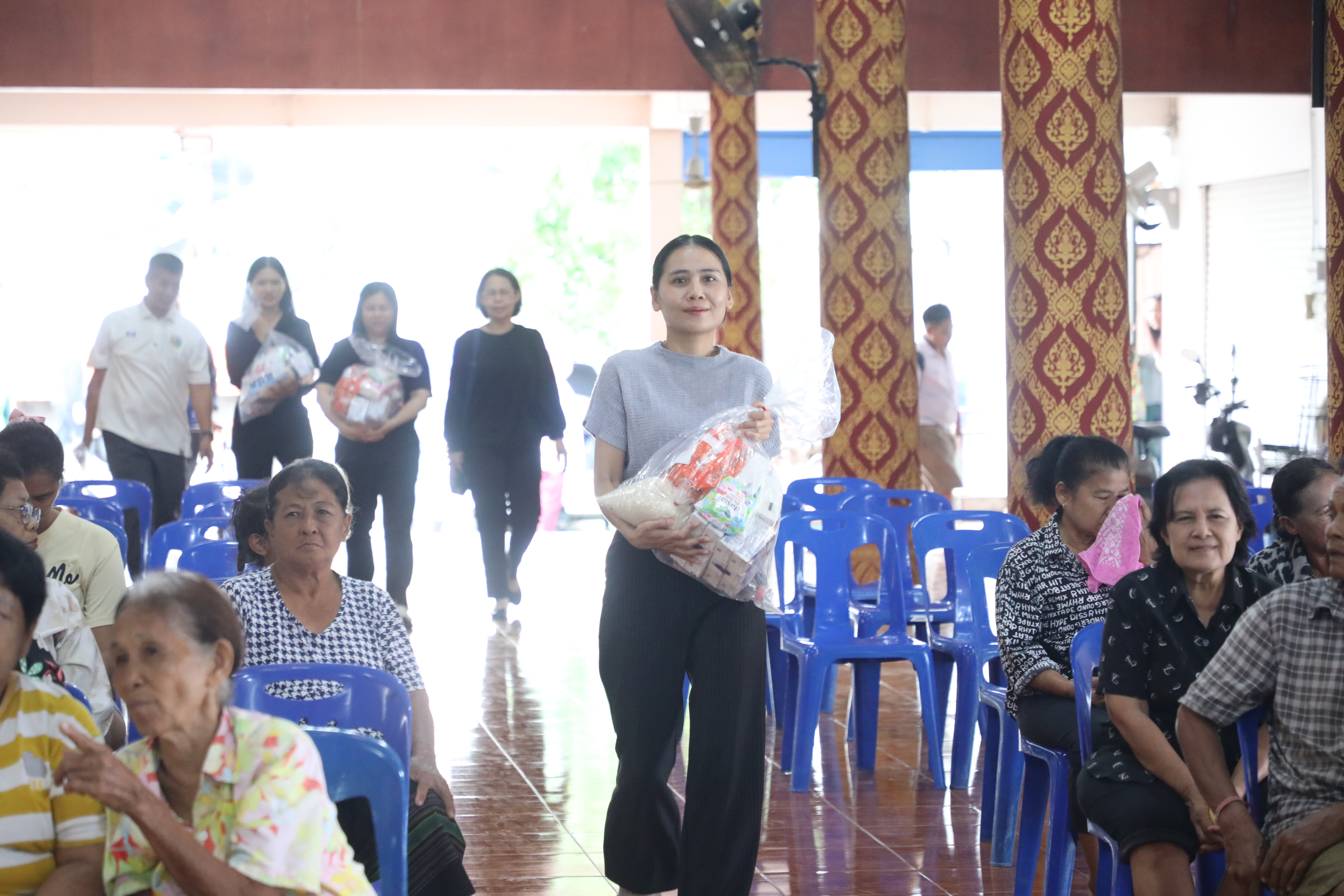 title - ส.ป.ก. ติดตามรมช.เกษตรฯ ช่วยเหลือพี่น้องผู้ประสบอุทกภัย ในเขตจังหวัดปทุมธานี
